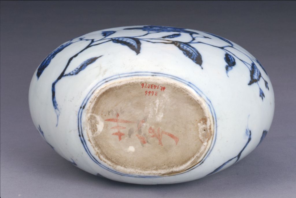 图片[2]-Blue and white double-ear flat pot with folded branches-China Archive